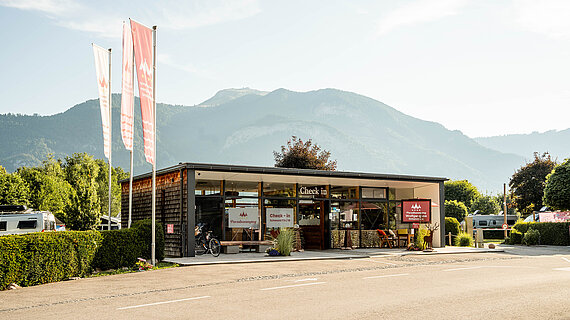 Preisübersicht Außenansicht des Check-in Gebäudes beim Paradiescamping Wolfgangsee
