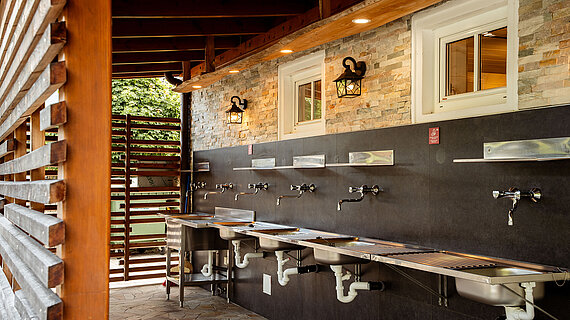 Sanitär Waschbecken im Outdoor-Sanitärbereich beim Campingplatz Paradiescamping Wolfgangsee