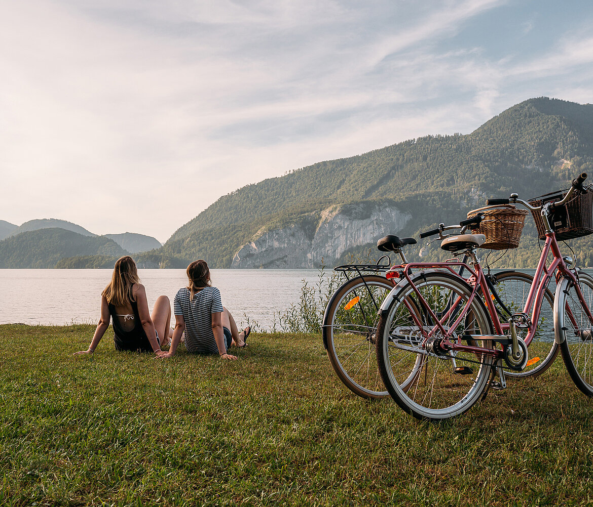 Zwei Frauen mit Fahrrädern am Ufer des Wolfgangsees